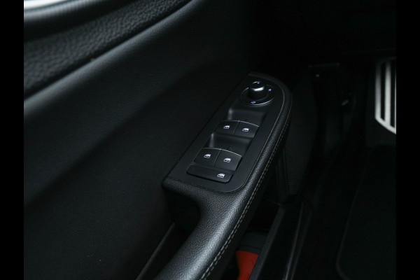 Alfa Romeo Giulia 2.0T B-Tech (INCL-BTW) Aut. *LUXURY-LEATHER | XENON | ADAPTIVE-CRUISE | MEMORY-PACK | HEATED-SPORTSEATS | KEYLESS | CAMERA | NAVI-FULLMAP | DAB+ | SHIFT-PADDLES | PRIVACY-GLASS | ECC | 18"ALU* Alfa Romeo Giulia 2.0T B-Tech (INCL-BTW) Aut. *LUXURY-LEATHER | XENON | ADAPTIVE-CRUISE | MEMORY-PACK | HEATED-SPORTSEATS | KEYLESS | CAMERA | NAVI-FULLMAP | DAB+ | SHIFT-PADDLES | PRIVACY-GLASS | ECC | 18"ALU*