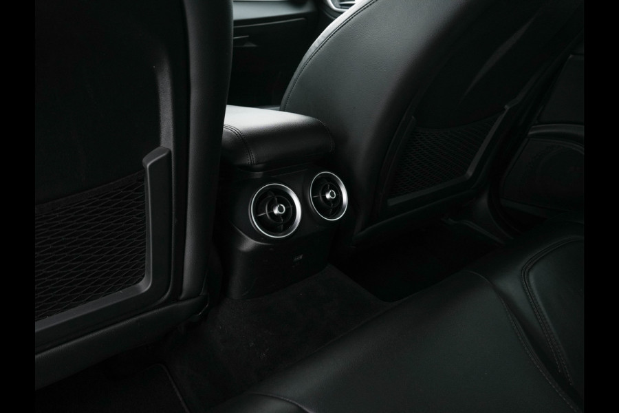 Alfa Romeo Giulia 2.0T B-Tech (INCL-BTW) Aut. *LUXURY-LEATHER | XENON | ADAPTIVE-CRUISE | MEMORY-PACK | HEATED-SPORTSEATS | KEYLESS | CAMERA | NAVI-FULLMAP | DAB+ | SHIFT-PADDLES | PRIVACY-GLASS | ECC | 18"ALU* Alfa Romeo Giulia 2.0T B-Tech (INCL-BTW) Aut. *LUXURY-LEATHER | XENON | ADAPTIVE-CRUISE | MEMORY-PACK | HEATED-SPORTSEATS | KEYLESS | CAMERA | NAVI-FULLMAP | DAB+ | SHIFT-PADDLES | PRIVACY-GLASS | ECC | 18"ALU*