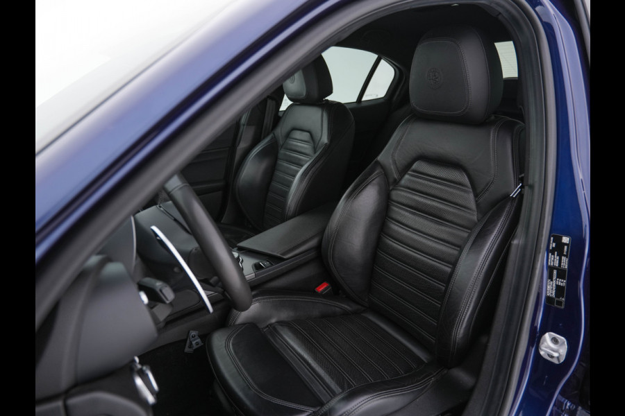 Alfa Romeo Giulia 2.0T B-Tech (INCL-BTW) Aut. *LUXURY-LEATHER | XENON | ADAPTIVE-CRUISE | MEMORY-PACK | HEATED-SPORTSEATS | KEYLESS | CAMERA | NAVI-FULLMAP | DAB+ | SHIFT-PADDLES | PRIVACY-GLASS | ECC | 18"ALU* Alfa Romeo Giulia 2.0T B-Tech (INCL-BTW) Aut. *LUXURY-LEATHER | XENON | ADAPTIVE-CRUISE | MEMORY-PACK | HEATED-SPORTSEATS | KEYLESS | CAMERA | NAVI-FULLMAP | DAB+ | SHIFT-PADDLES | PRIVACY-GLASS | ECC | 18"ALU*