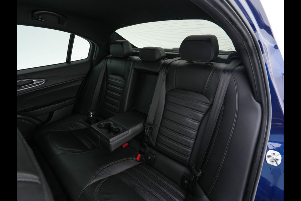 Alfa Romeo Giulia 2.0T B-Tech (INCL-BTW) Aut. *LUXURY-LEATHER | XENON | ADAPTIVE-CRUISE | MEMORY-PACK | HEATED-SPORTSEATS | KEYLESS | CAMERA | NAVI-FULLMAP | DAB+ | SHIFT-PADDLES | PRIVACY-GLASS | ECC | 18"ALU* Alfa Romeo Giulia 2.0T B-Tech (INCL-BTW) Aut. *LUXURY-LEATHER | XENON | ADAPTIVE-CRUISE | MEMORY-PACK | HEATED-SPORTSEATS | KEYLESS | CAMERA | NAVI-FULLMAP | DAB+ | SHIFT-PADDLES | PRIVACY-GLASS | ECC | 18"ALU*