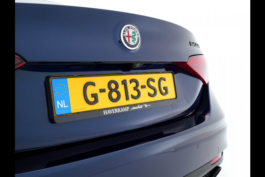 Alfa Romeo Giulia 2.0T B-Tech (INCL-BTW) Aut. *LUXURY-LEATHER | XENON | ADAPTIVE-CRUISE | MEMORY-PACK | HEATED-SPORTSEATS | KEYLESS | CAMERA | NAVI-FULLMAP | DAB+ | SHIFT-PADDLES | PRIVACY-GLASS | ECC | 18"ALU* Alfa Romeo Giulia 2.0T B-Tech (INCL-BTW) Aut. *LUXURY-LEATHER | XENON | ADAPTIVE-CRUISE | MEMORY-PACK | HEATED-SPORTSEATS | KEYLESS | CAMERA | NAVI-FULLMAP | DAB+ | SHIFT-PADDLES | PRIVACY-GLASS | ECC | 18"ALU*