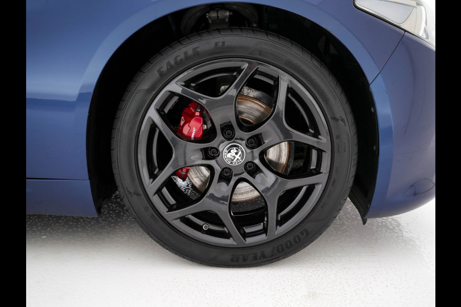 Alfa Romeo Giulia 2.0T B-Tech (INCL-BTW) Aut. *LUXURY-LEATHER | XENON | ADAPTIVE-CRUISE | MEMORY-PACK | HEATED-SPORTSEATS | KEYLESS | CAMERA | NAVI-FULLMAP | DAB+ | SHIFT-PADDLES | PRIVACY-GLASS | ECC | 18"ALU* Alfa Romeo Giulia 2.0T B-Tech (INCL-BTW) Aut. *LUXURY-LEATHER | XENON | ADAPTIVE-CRUISE | MEMORY-PACK | HEATED-SPORTSEATS | KEYLESS | CAMERA | NAVI-FULLMAP | DAB+ | SHIFT-PADDLES | PRIVACY-GLASS | ECC | 18"ALU*