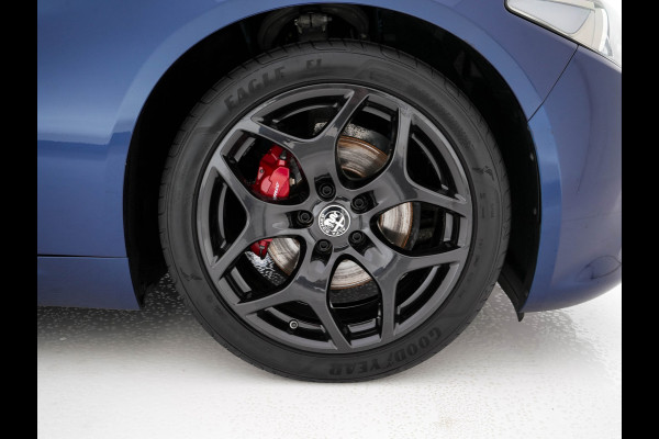 Alfa Romeo Giulia 2.0T B-Tech (INCL-BTW) Aut. *LUXURY-LEATHER | XENON | ADAPTIVE-CRUISE | MEMORY-PACK | HEATED-SPORTSEATS | KEYLESS | CAMERA | NAVI-FULLMAP | DAB+ | SHIFT-PADDLES | PRIVACY-GLASS | ECC | 18"ALU* Alfa Romeo Giulia 2.0T B-Tech (INCL-BTW) Aut. *LUXURY-LEATHER | XENON | ADAPTIVE-CRUISE | MEMORY-PACK | HEATED-SPORTSEATS | KEYLESS | CAMERA | NAVI-FULLMAP | DAB+ | SHIFT-PADDLES | PRIVACY-GLASS | ECC | 18"ALU*