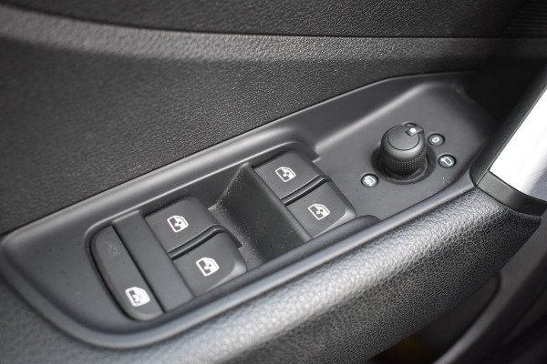 Audi Q2 30 TFSI Sport S line Edition / Parkeersensoren / LED / Multimedia / Cruise Control / Navigatie
