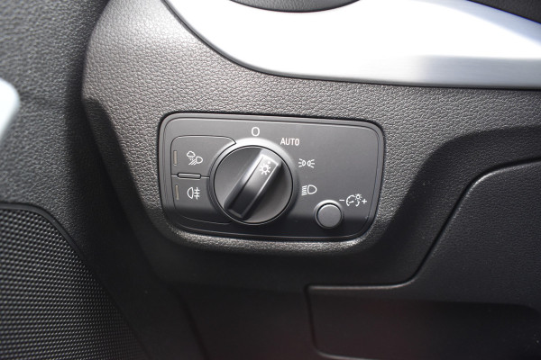 Audi Q2 30 TFSI Sport S line Edition / Parkeersensoren / LED / Multimedia / Cruise Control / Navigatie