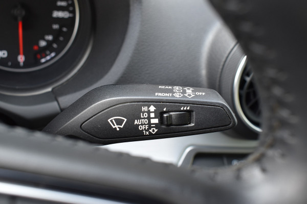 Audi Q2 30 TFSI Sport S line Edition / Parkeersensoren / LED / Multimedia / Cruise Control / Navigatie