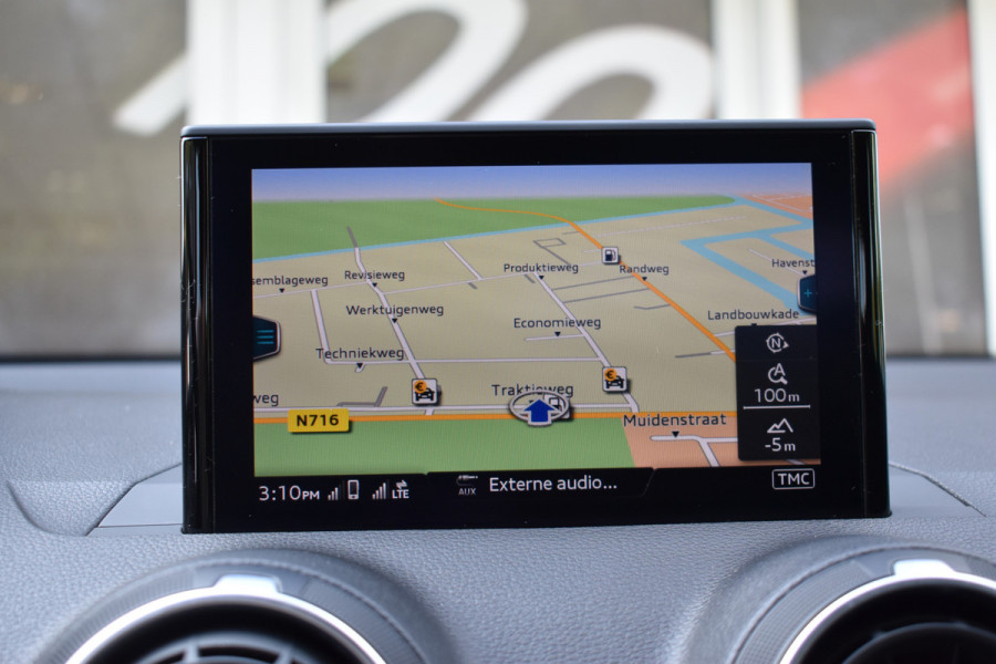 Audi Q2 30 TFSI Sport S line Edition / Parkeersensoren / LED / Multimedia / Cruise Control / Navigatie