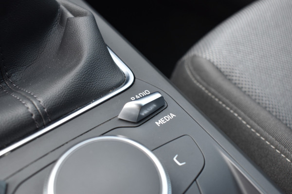 Audi Q2 30 TFSI Sport S line Edition / Parkeersensoren / LED / Multimedia / Cruise Control / Navigatie