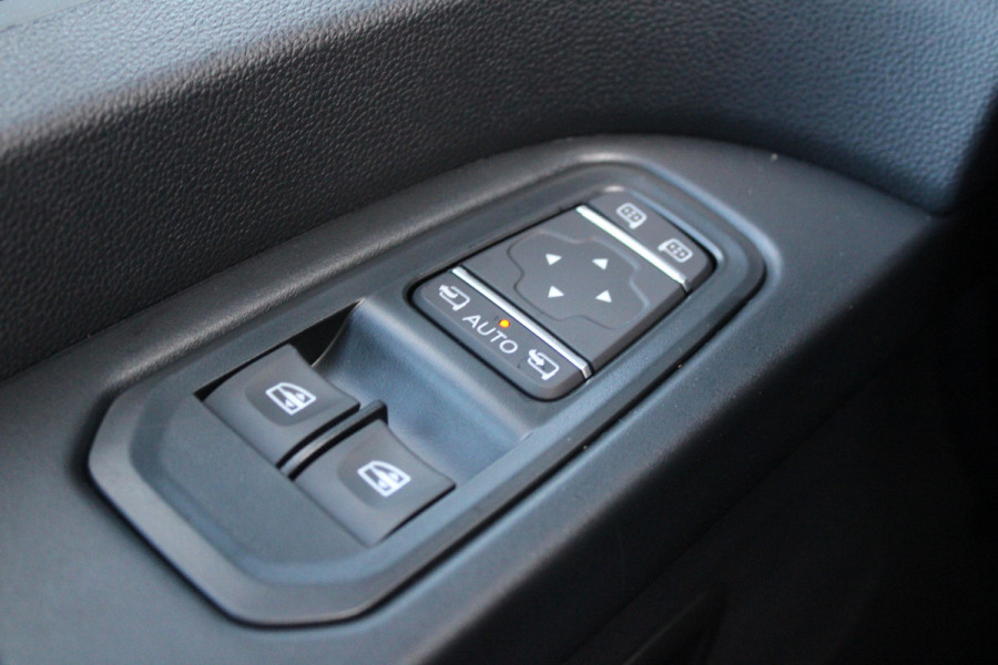 Renault Trafic 2.0 Blue dCi 170 T30 L2H1 Extra 170pk - 2x Schuifdeur - Betimmering - Stoelverwarming - Trekhaak - Camera - LED - Blind Spot - R