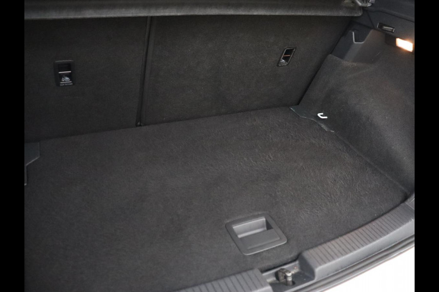 Volkswagen T-Cross 1.5 TSI Style R Line | Stoelverwarming | Trekhaak | Camera | Keyless | BEATS Sound | Virtual Cockpit | Carplay | Navigatie | Adaptive cruise | Climate control Volkswagen T-Cross 1.5 TSI Style R Line | Stoelverwarming | Trekhaak | Camera | Keyless | BEATS Sound | Virtual Cockpit | Carplay | Navigatie | Adaptive cruise | Climate control