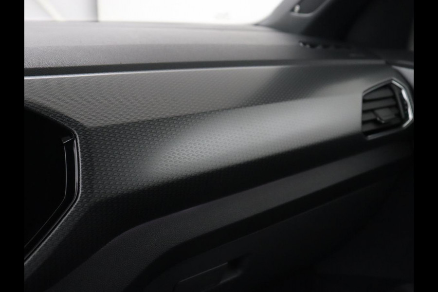 Volkswagen T-Cross 1.5 TSI Style R Line | Stoelverwarming | Trekhaak | Camera | Keyless | BEATS Sound | Virtual Cockpit | Carplay | Navigatie | Adaptive cruise | Climate control Volkswagen T-Cross 1.5 TSI Style R Line | Stoelverwarming | Trekhaak | Camera | Keyless | BEATS Sound | Virtual Cockpit | Carplay | Navigatie | Adaptive cruise | Climate control
