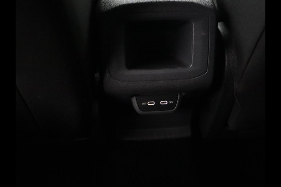 Volkswagen T-Cross 1.5 TSI Style R Line | Stoelverwarming | Trekhaak | Camera | Keyless | BEATS Sound | Virtual Cockpit | Carplay | Navigatie | Adaptive cruise | Climate control Volkswagen T-Cross 1.5 TSI Style R Line | Stoelverwarming | Trekhaak | Camera | Keyless | BEATS Sound | Virtual Cockpit | Carplay | Navigatie | Adaptive cruise | Climate control