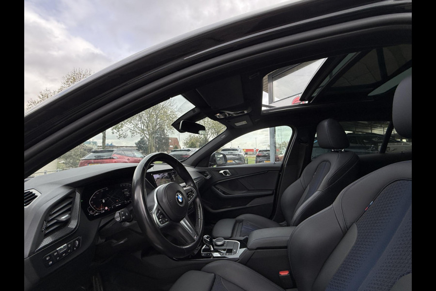 BMW 1-serie 118i | Panorama | Navi | Live Cockpit | Led | BMW 1-serie 118i | Panorama | Navi | Live Cockpit | Led |