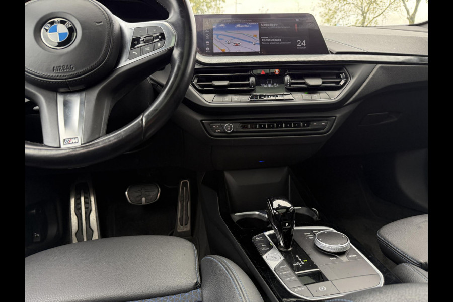 BMW 1-serie 118i | Panorama | Navi | Live Cockpit | Led | BMW 1-serie 118i | Panorama | Navi | Live Cockpit | Led |