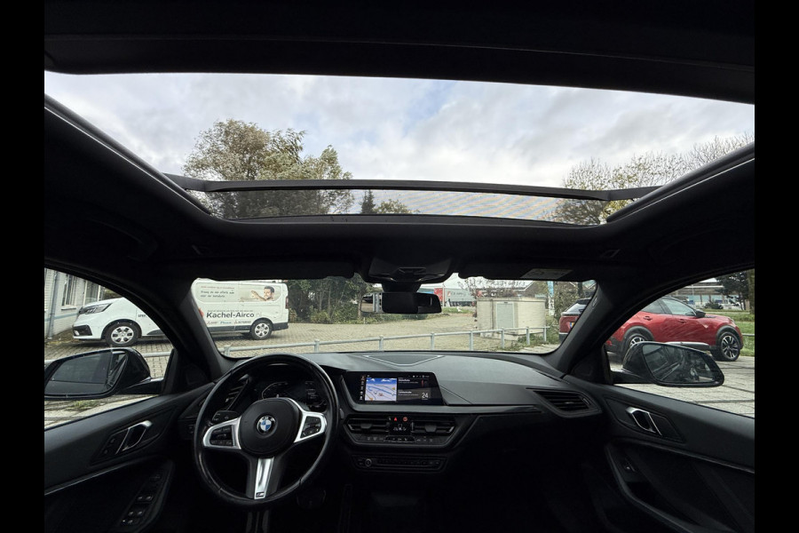 BMW 1-serie 118i | Panorama | Navi | Live Cockpit | Led | BMW 1-serie 118i | Panorama | Navi | Live Cockpit | Led |