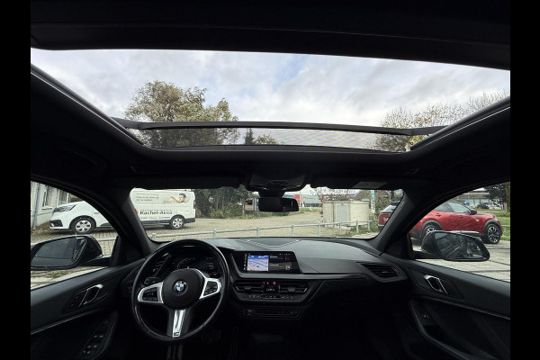 BMW 1-serie 118i | Panorama | Navi | Live Cockpit | Led | BMW 1-serie 118i | Panorama | Navi | Live Cockpit | Led |
