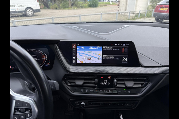 BMW 1-serie 118i | Panorama | Navi | Live Cockpit | Led | BMW 1-serie 118i | Panorama | Navi | Live Cockpit | Led |