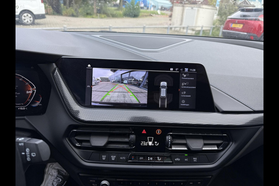 BMW 1-serie 118i | Panorama | Navi | Live Cockpit | Led | BMW 1-serie 118i | Panorama | Navi | Live Cockpit | Led |