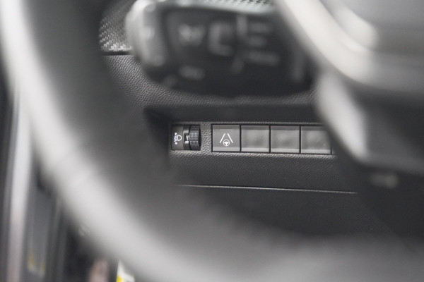 Peugeot 2008 Hybrid 136 e-DCS6 Allure | 360 Camera | Adaptieve Cruise Control | Dodehoekdetectie | Navigatie