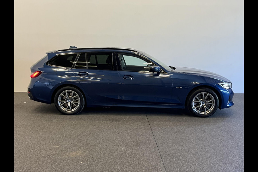 BMW 3 Serie Touring 320e Sportline Aut-8 Panoramadak Head Up Display Laser Licht Adaptive Cruise Trekhaak Leder Navi Parkeer Sensoren