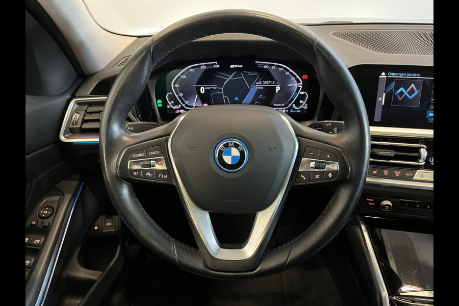 BMW 3 Serie Touring 320e Sportline Aut-8 Panoramadak Head Up Display Laser Licht Adaptive Cruise Trekhaak Leder Navi Parkeer Sensoren