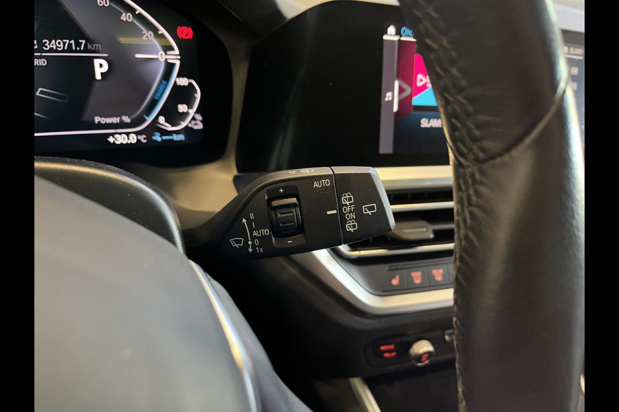 BMW 3 Serie Touring 320e Sportline Aut-8 Panoramadak Head Up Display Laser Licht Adaptive Cruise Trekhaak Leder Navi Parkeer Sensoren