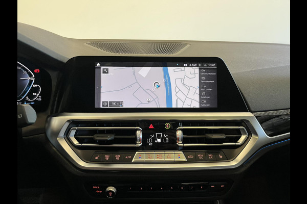 BMW 3 Serie Touring 320e Sportline Aut-8 Panoramadak Head Up Display Laser Licht Adaptive Cruise Trekhaak Leder Navi Parkeer Sensoren