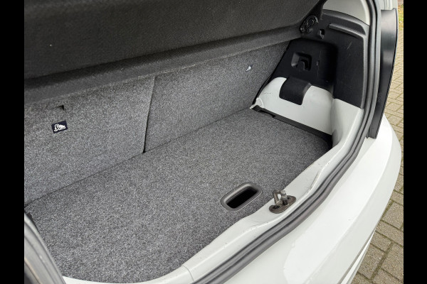 Volkswagen up! 1.0 BMT high up! - Parkeerhulp - Winterpakket - Camera - Org.NL Volkswagen up! 1.0 BMT high up! - Parkeerhulp - Winterpakket - Camera - Org.NL
