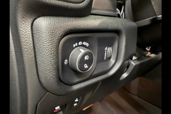 Dodge Ram 1500 5.7 V8 4x4 Crew Cab Sport | Full BLACK | Camera | ALPINE | Soft Cover | Apple Carplay | Cruise | Dodge Ram 1500 5.7 V8 4x4 Crew Cab Sport | Full BLACK | Camera | ALPINE | Soft Cover | Apple Carplay | Cruise |