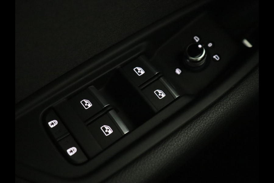Audi A4 35 TFSI Business Edition | Carplay | Sportstoelen | Full LED | Virtual Cockpit | Navigatie | DAB | Climate control | Parkeerhulp | Cruise control