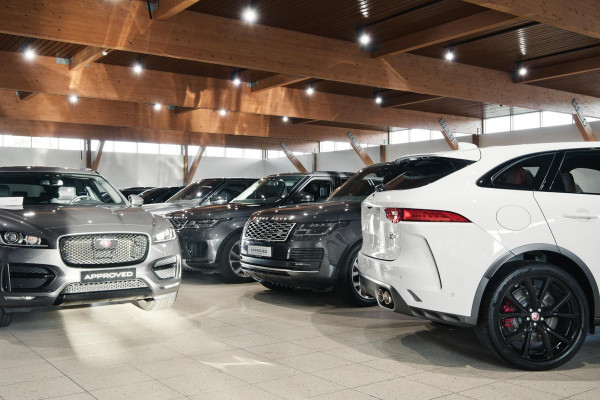 Land Rover Range Rover Evoque P300e AWD R-Dynamic SE Land Rover Range Rover Evoque P300e AWD R-Dynamic SE