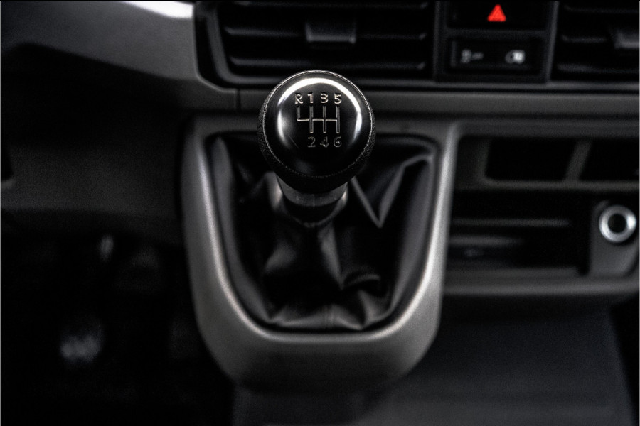 Volkswagen Crafter 35 TDI | L4H3 | NW Model | 140PK | Camera | CarPlay | Navigatie | Climate | PDC | Euro 6 Volkswagen Crafter 35 TDI | L4H3 | NW Model | 140PK | Camera | CarPlay | Navigatie | Climate | PDC | Euro 6