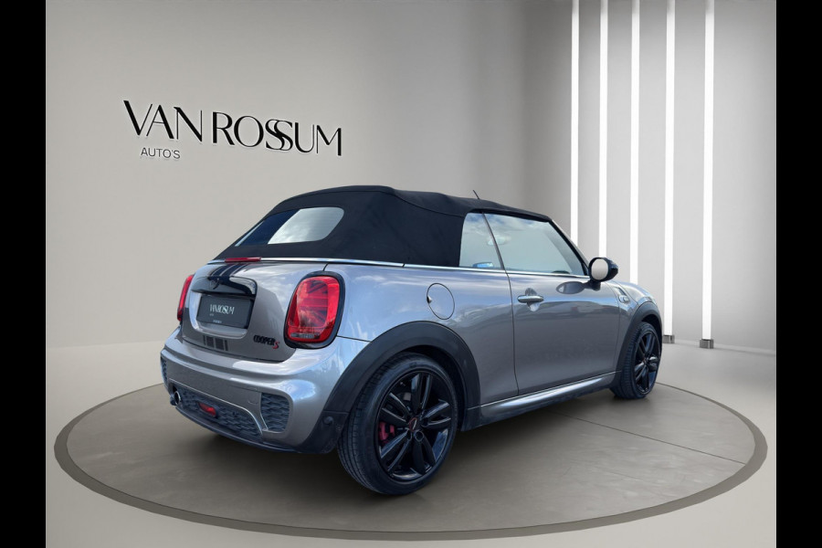 MINI Cabrio 1.5 Cooper Chili Serious Business JCW Chili pakket | Navigatie | Stoelverwarming | Airco (automatisch) | Parksensors | MINI Cabrio 1.5 Cooper Chili Serious Business JCW Chili pakket | Navigatie | Stoelverwarming | Airco (automatisch) | Parksensors |