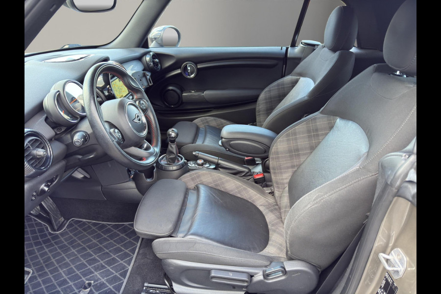 MINI Cabrio 1.5 Cooper Chili Serious Business JCW Chili pakket | Navigatie | Stoelverwarming | Airco (automatisch) | Parksensors | MINI Cabrio 1.5 Cooper Chili Serious Business JCW Chili pakket | Navigatie | Stoelverwarming | Airco (automatisch) | Parksensors |