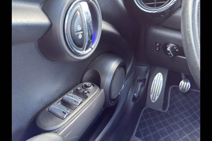 MINI Cabrio 1.5 Cooper Chili Serious Business JCW Chili pakket | Navigatie | Stoelverwarming | Airco (automatisch) | Parksensors | MINI Cabrio 1.5 Cooper Chili Serious Business JCW Chili pakket | Navigatie | Stoelverwarming | Airco (automatisch) | Parksensors |