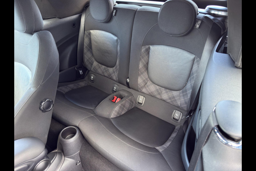 MINI Cabrio 1.5 Cooper Chili Serious Business JCW Chili pakket | Navigatie | Stoelverwarming | Airco (automatisch) | Parksensors | MINI Cabrio 1.5 Cooper Chili Serious Business JCW Chili pakket | Navigatie | Stoelverwarming | Airco (automatisch) | Parksensors |