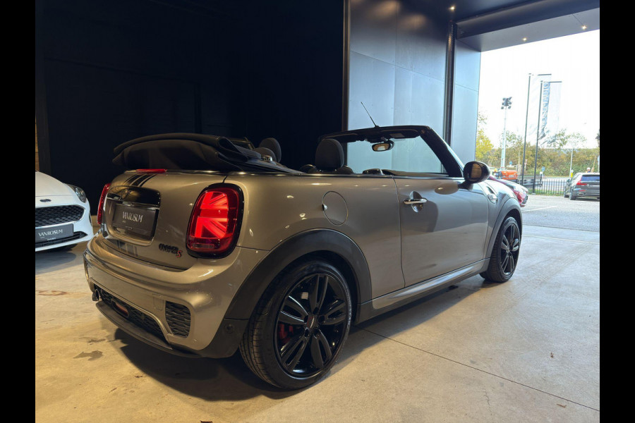 MINI Cabrio 1.5 Cooper Chili Serious Business JCW Chili pakket | Navigatie | Stoelverwarming | Airco (automatisch) | Parksensors | MINI Cabrio 1.5 Cooper Chili Serious Business JCW Chili pakket | Navigatie | Stoelverwarming | Airco (automatisch) | Parksensors |