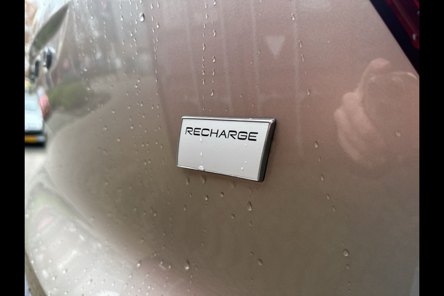Volvo XC40 Recharge Core 70 kWh / Apple Carplay/Android Auto / 19" Velgen / Achteruitrijcamera / Volvo XC40 Recharge Core 70 kWh / Apple Carplay/Android Auto / 19" Velgen / Achteruitrijcamera /