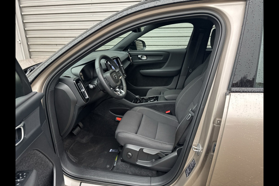 Volvo XC40 Recharge Core 70 kWh / Apple Carplay/Android Auto / 19" Velgen / Achteruitrijcamera / Volvo XC40 Recharge Core 70 kWh / Apple Carplay/Android Auto / 19" Velgen / Achteruitrijcamera /