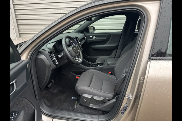 Volvo XC40 Recharge Core 70 kWh / Apple Carplay/Android Auto / 19" Velgen / Achteruitrijcamera / Volvo XC40 Recharge Core 70 kWh / Apple Carplay/Android Auto / 19" Velgen / Achteruitrijcamera /
