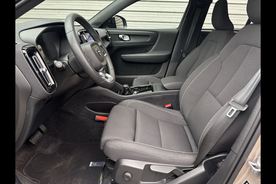 Volvo XC40 Recharge Core 70 kWh / Apple Carplay/Android Auto / 19" Velgen / Achteruitrijcamera / Volvo XC40 Recharge Core 70 kWh / Apple Carplay/Android Auto / 19" Velgen / Achteruitrijcamera /