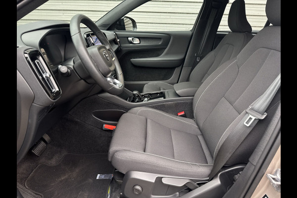 Volvo XC40 Recharge Core 70 kWh / Apple Carplay/Android Auto / 19" Velgen / Achteruitrijcamera / Volvo XC40 Recharge Core 70 kWh / Apple Carplay/Android Auto / 19" Velgen / Achteruitrijcamera /