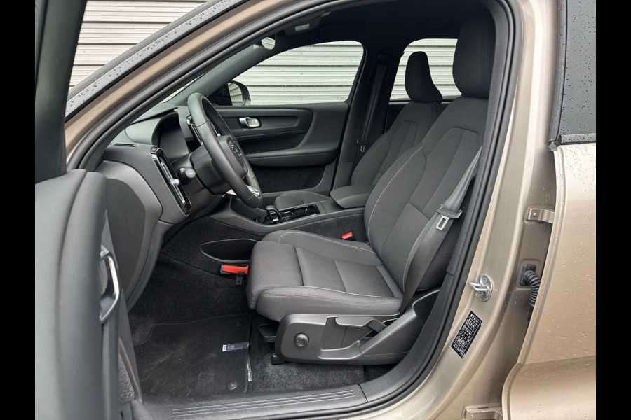 Volvo XC40 Recharge Core 70 kWh / Apple Carplay/Android Auto / 19" Velgen / Achteruitrijcamera / Volvo XC40 Recharge Core 70 kWh / Apple Carplay/Android Auto / 19" Velgen / Achteruitrijcamera /