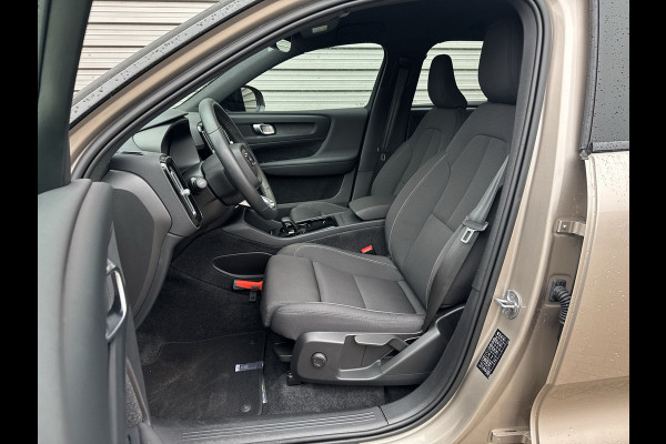 Volvo XC40 Recharge Core 70 kWh / Apple Carplay/Android Auto / 19" Velgen / Achteruitrijcamera / Volvo XC40 Recharge Core 70 kWh / Apple Carplay/Android Auto / 19" Velgen / Achteruitrijcamera /