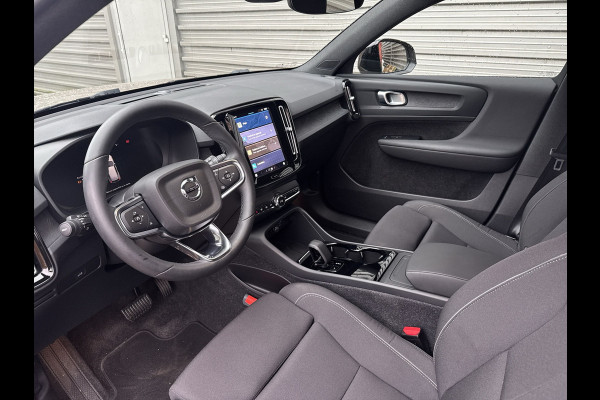 Volvo XC40 Recharge Core 70 kWh / Apple Carplay/Android Auto / 19" Velgen / Achteruitrijcamera / Volvo XC40 Recharge Core 70 kWh / Apple Carplay/Android Auto / 19" Velgen / Achteruitrijcamera /