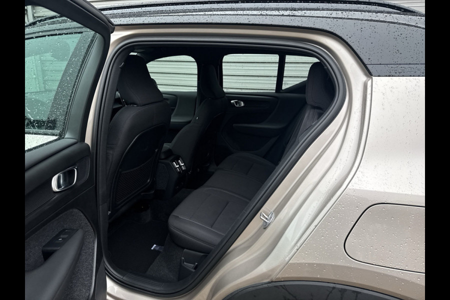 Volvo XC40 Recharge Core 70 kWh / Apple Carplay/Android Auto / 19" Velgen / Achteruitrijcamera / Volvo XC40 Recharge Core 70 kWh / Apple Carplay/Android Auto / 19" Velgen / Achteruitrijcamera /