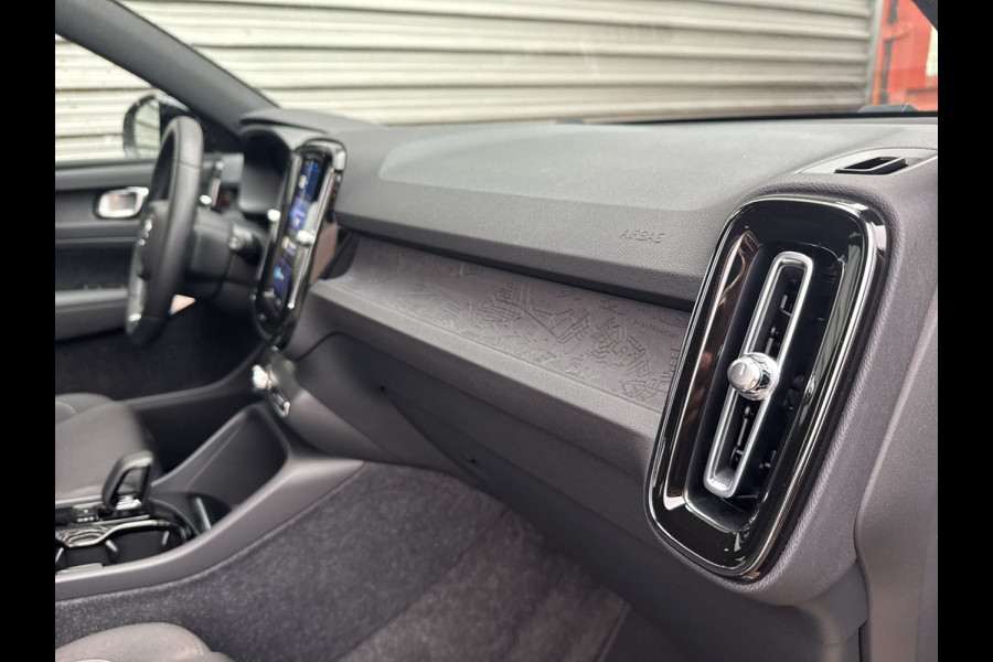 Volvo XC40 Recharge Core 70 kWh / Apple Carplay/Android Auto / 19" Velgen / Achteruitrijcamera / Volvo XC40 Recharge Core 70 kWh / Apple Carplay/Android Auto / 19" Velgen / Achteruitrijcamera /