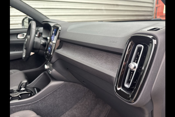 Volvo XC40 Recharge Core 70 kWh / Apple Carplay/Android Auto / 19" Velgen / Achteruitrijcamera / Volvo XC40 Recharge Core 70 kWh / Apple Carplay/Android Auto / 19" Velgen / Achteruitrijcamera /