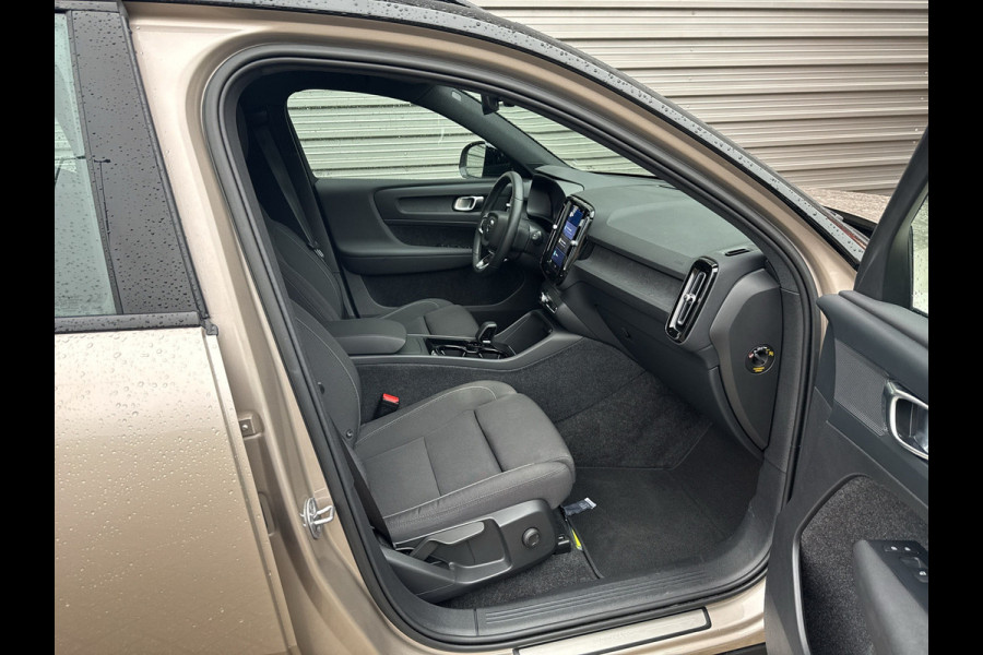 Volvo XC40 Recharge Core 70 kWh / Apple Carplay/Android Auto / 19" Velgen / Achteruitrijcamera / Volvo XC40 Recharge Core 70 kWh / Apple Carplay/Android Auto / 19" Velgen / Achteruitrijcamera /