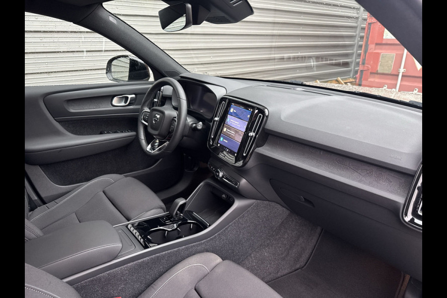 Volvo XC40 Recharge Core 70 kWh / Apple Carplay/Android Auto / 19" Velgen / Achteruitrijcamera / Volvo XC40 Recharge Core 70 kWh / Apple Carplay/Android Auto / 19" Velgen / Achteruitrijcamera /